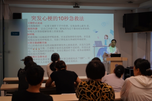 河南分公司邀請健康專家舉辦“心腦血管疾病防治與健康管理”講座，醫(yī)生深入淺出地講解了夏季血壓、血糖、血脂波動的風(fēng)險因素及科學(xué)管理策略，指導(dǎo)老年人日常飲食調(diào)節(jié)、適度運動安排和規(guī)律作息的重要性，為居民筑起健康防線。